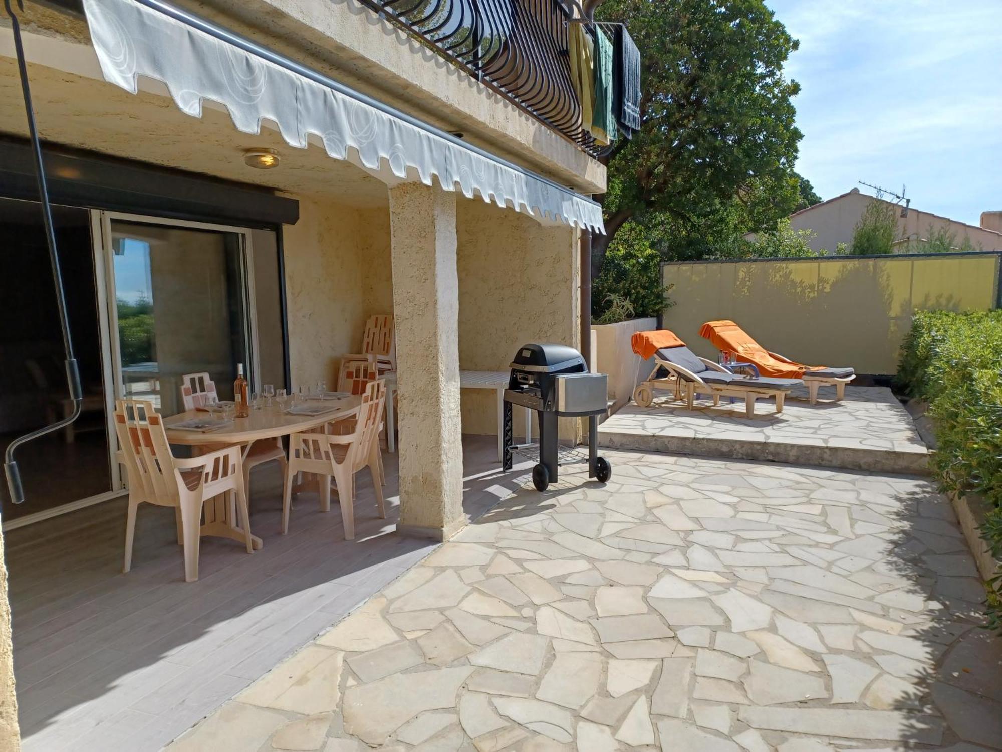 Appartement Rez De Jardin Dans Villa Vue Mer Кавалере-сюр-Мер Екстериор снимка